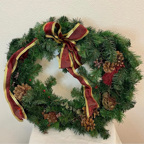 22” Artificial Classic Christmas Wreath With Burgundy And Gold Bow. - Picture 1 of 5